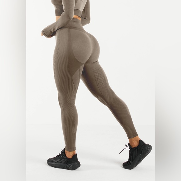 LIKE NEW The Giving Movement SET TONAL LONG-SLEEVE CROPTOP & LEGGINGS MUSHROOM - Picture 2 of 9